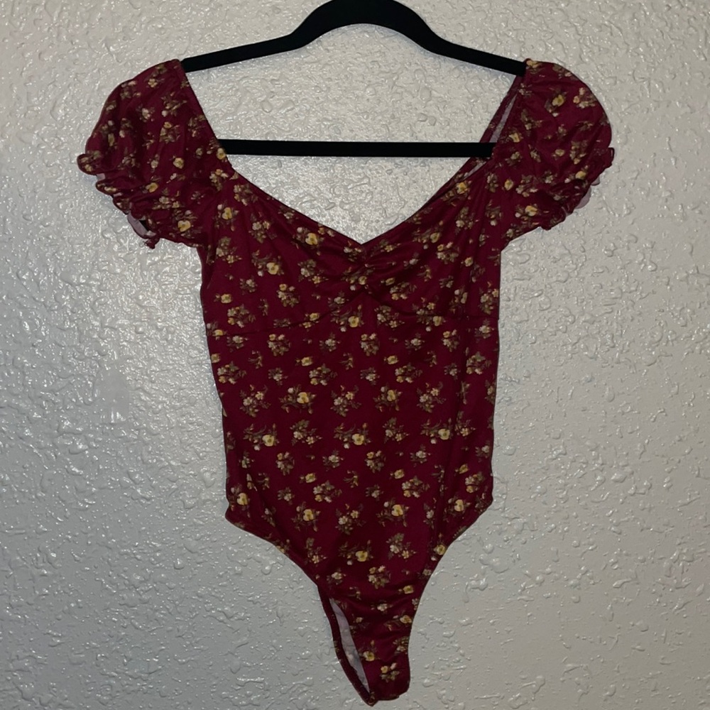 Body suit floral with a cute v-neck